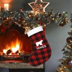 Personalisierte Buffalo Plaid Weihnachtsstrumpf mit Namen Bär Elch Hirsch Baum Geweih Weihnachtsgeschenk für Kinder Familie