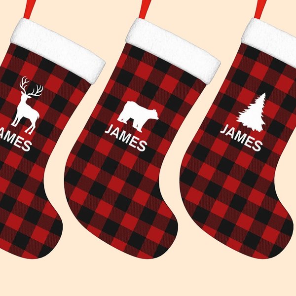 Personalisierte Buffalo Plaid Weihnachtsstrumpf mit Namen Bär Elch Hirsch Baum Geweih Weihnachtsgeschenk für Kinder Familie