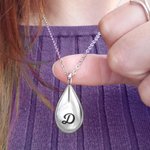 Collier d'Urne de Cendre Personnalisé avec Texte Pendentif Gravé en Forme de Goutte d'Eau Cadeau Commémoratif pour Femme