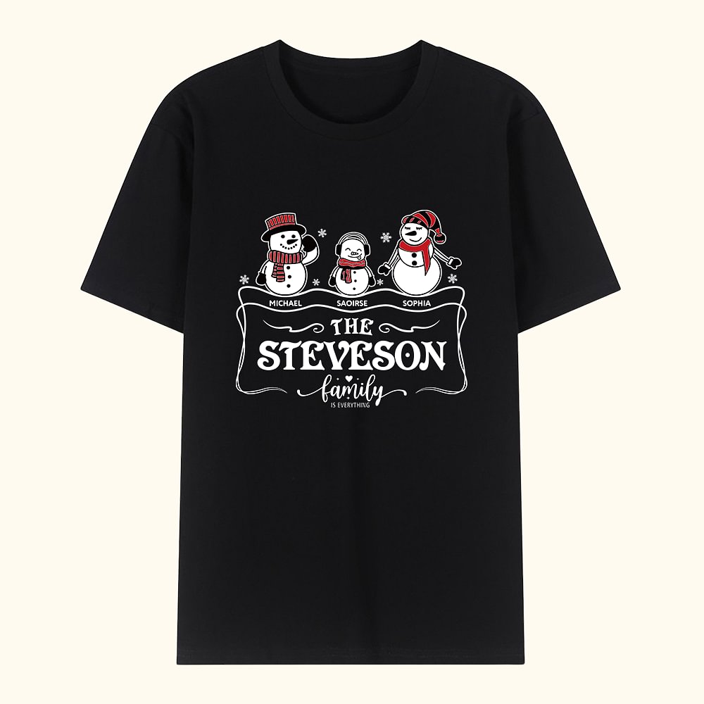 T-Shirt Bonhomme de Neige Personnalisé avec 1-5 Noms de Famille Cadeau de Noël pour Maman Papa Enfants