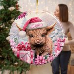 Vaca Highland rosa floral personalizada Adorno de cerámica con nombre para colgar Regalo de Navidad para la familia Amante de las vacas Highland