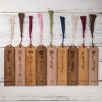 Signet de Livres Personnalisé avec Nom et Fleur de Naissance Gravés Marque-Page en Bois pour Femme Amoureuse de Lecture Cadeau Anniversaire Fête