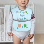 Babero Impermeable Personalizado Somebody Loves Me con Bolsillo Cierre de Lazo Ajustable Regalo de Baby Shower para Bebé Bebé