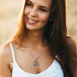 Fiore di loto personalizzato con mini urna per le ceneri Collana per la cremazione Regalo commemorativo di simpatia per la perdita di una persona cara