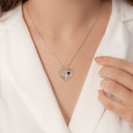 Collana di proiezione fotografica personalizzata con croce rosa a forma di cuore microintagliata Regalo di compleanno e anniversario per la donna