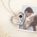 Collana di proiezione fotografica personalizzata con croce rosa a forma di cuore microintagliata Regalo di compleanno e anniversario per la donna