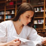 Boucles d'Oreilles Miniatures Personnalisées avec les Livres Cadeau d'Anniversaire pour Amoureux des Livres Écrivains Bibliothécaires Libraire