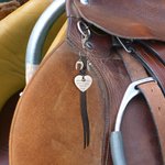 Montura Personalizada Colgante Tallado en Forma de Corazón Borla Joyería Ecuestre Accesorio de Equitación con Texto Cumpleaños Regalo de Navidad para Amante de los Caballos
