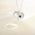 Collana di proiezione fotografica personalizzata con croce rosa a forma di cuore microintagliata Regalo di compleanno e anniversario per la donna