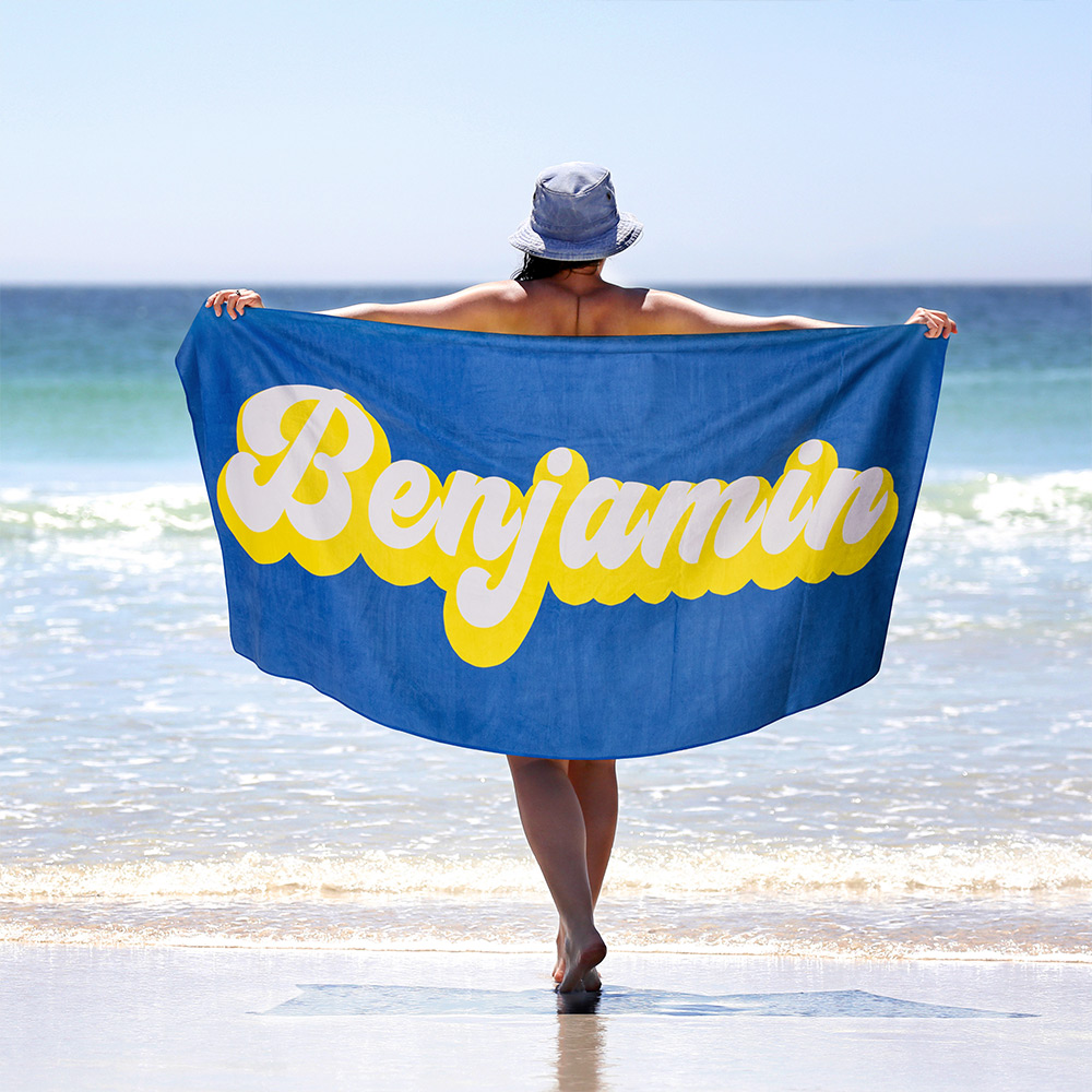 Serviette de Plage Douce Personnalisée avec Nom à Séchage Rapide Accessoire Rétro pour Soirée de la Plage Cadeau d'Été Anniversaire pour Famille Ami