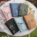 Personalizada de tres pliegues de la familia de nacimiento de la flor de cuero billetera monedero con nombre de regalo de cumpleaños para la mujer