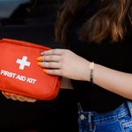 Bracciale di allarme medico personalizzato in pietra di tigre inciso con simbolo medico e testo Regalo per amici di famiglia con diabete, epilessia, autismo, ecc.