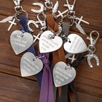 Montura Personalizada Colgante Tallado en Forma de Corazón Borla Joyería Ecuestre Accesorio de Equitación con Texto Cumpleaños Regalo de Navidad para Amante de los Caballos
