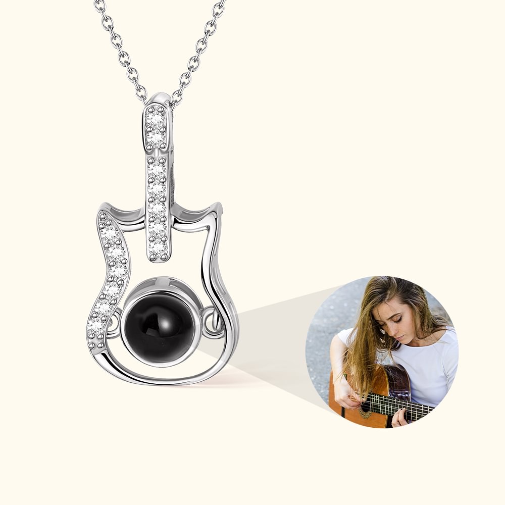 Collier de Projection Personnalisé avec Photo et Je t'aime en 100 Langues Pendentif en Forme de Guitare Cadeau pour Femme Amatrice de Guitare
