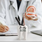 Personalisierte Backenzahn Vase Zahn Pflanzer Dental Pen Holder Schreibtisch Dekor mit Titel und Name Büro Graduierung Geschenk für Zahnarzt Dentalhyg