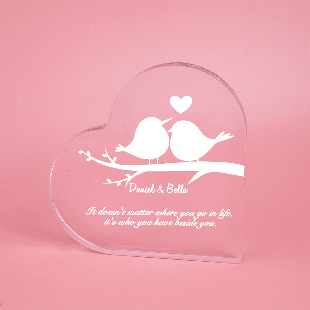Plaque coeur en acrylique transparent avec nom et message chaleureux Décoration de bureau Cadeau d'anniversaire de St Valentin pour couple
