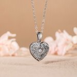 Collana fotografica personalizzata con ali di cuore vintage e zircone Regalo di anniversario di San Valentino per le donne