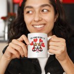 Personalisierte Dieser Mensch gehört zu 1-6 Hunde oder Katzen Keramikbecher mit Namen 11oz und 15oz Geburtstagsgeschenk für Tierliebhaber