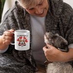Personalisierte Dieser Mensch gehört zu 1-6 Hunde oder Katzen Keramikbecher mit Namen 11oz und 15oz Geburtstagsgeschenk für Tierliebhaber