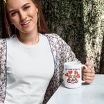 Personalisierte Dieser Mensch gehört zu 1-6 Hunde oder Katzen Keramikbecher mit Namen 11oz und 15oz Geburtstagsgeschenk für Tierliebhaber