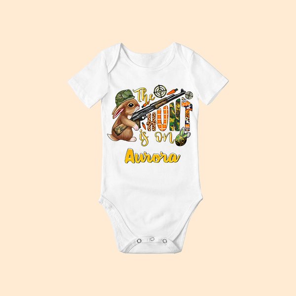 Maglietta personalizzata coniglietto carino La caccia è in corso 100% cotone Baby Onesie Bambino con nome Regalo di Pasqua per bambino