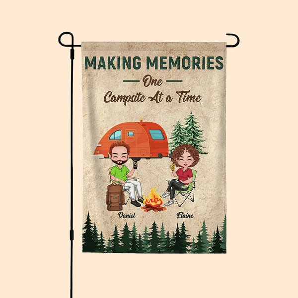 Bandera de jardín personalizada Making Memories One Campsite at a Time Regalo conmemorativo de aniversario para pareja
