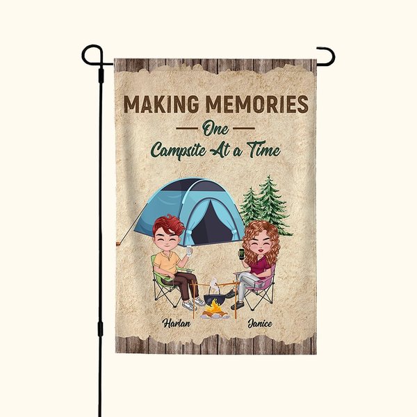 Personalizzato Making Memories One Campsite at a Time Bandiera da campeggio da giardino Regalo di anniversario per la coppia