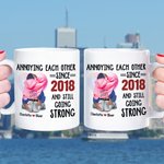 Tazza in ceramica bianca con cuore personalizzato e nome che si infastidiscono a vicenda da anni e continuano ad andare avanti Regalo di San Valentino