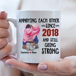 Tazza in ceramica bianca con cuore personalizzato e nome che si infastidiscono a vicenda da anni e continuano ad andare avanti Regalo di San Valentino