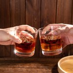 Bicchieri da whisky personalizzati moderni e minimalisti da 10 once con testo inciso Regalo di compleanno per la festa del papà per l'uomo