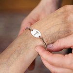 Bracciale in acciaio inossidabile con testo inciso Regalo di compleanno per donne con etichetta di allarme medico personalizzato