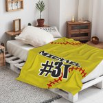 Manta de lana amarilla de softball personalizada con nombre y número Regalo de cumpleaños para un amante del softball