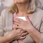 Anillo de Piedra de Nacimiento Personalizado Alas de Ángel y Pies de Bebé con Texto Grabado Pérdida Memorial Simpatía Regalo para Mujeres