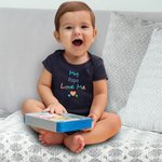 Personalisierte Jemand liebt mich buntes Kind T-Shirt Baby Onesie mit Namen Geburtstag Baby Dusche Geschenk für Baby Kinder