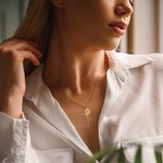 Personalisierte zierliche hohle Geburt Schmetterling Halskette mit Namen Geburtstag Geschenk für sie