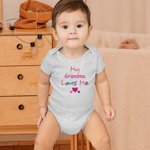 Personalisierte Jemand liebt mich buntes Kind T-Shirt Baby Onesie mit Namen Geburtstag Baby Dusche Geschenk für Baby Kinder