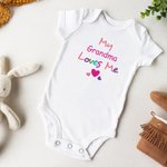 Personalisierte Jemand liebt mich buntes Kind T-Shirt Baby Onesie mit Namen Geburtstag Baby Dusche Geschenk für Baby Kinder