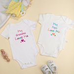 Personalisierte Jemand liebt mich buntes Kind T-Shirt Baby Onesie mit Namen Geburtstag Baby Dusche Geschenk für Baby Kinder