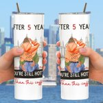 Gepersonaliseerde Busy City You Are Still Hotter Than This Coffee 20oz Skinny Tumbler Valentijnscadeau voor koppel