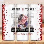 Gepersonaliseerde Cozy Bed You Are Still Hotter Than This Coffee 20oz Skinny Tumbler Valentijnsdag Verjaardagscadeau voor echtpaar