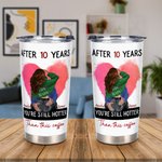 Personalizzato You're Still Hotter Than This Coffee 20oz Tumbler in acciaio inossidabile con nomi e coperchio Regalo di San Valentino per l'anniversar