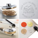 Personalisierte The Books Belong To Book Prägestempel Set mit eingraviertem ermutigenden Zitat und Name Geburtstagsgeschenk für Buchliebhaber