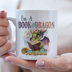 Tazza in ceramica personalizzata I Am A Book Dragon con nome 11oz/15oz Cartoon Coffee Cup Regalo di compleanno per gli amanti dei lettori Dragon
