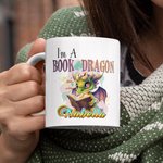 Tazza in ceramica personalizzata I Am A Book Dragon con nome 11oz/15oz Cartoon Coffee Cup Regalo di compleanno per gli amanti dei lettori Dragon