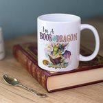 Tazza in ceramica personalizzata I Am A Book Dragon con nome 11oz/15oz Cartoon Coffee Cup Regalo di compleanno per gli amanti dei lettori Dragon