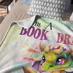 Personalizado I Am A Book Dragon Manta suave de dibujos animados con nombre Regalo de cumpleaños para los lectores amantes del dragón