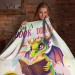 Personalizado I Am A Book Dragon Manta suave de dibujos animados con nombre Regalo de cumpleaños para los lectores amantes del dragón