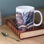 Tazza in ceramica con nome personalizzata Floral Book Dragon, tazza di caffè da 11oz/15oz, regalo di compleanno per gli amanti dei libri e dei draghi.