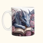 Tazza in ceramica con nome personalizzata Floral Book Dragon, tazza di caffè da 11oz/15oz, regalo di compleanno per gli amanti dei libri e dei draghi.