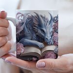 Tazza in ceramica con nome personalizzata Floral Book Dragon, tazza di caffè da 11oz/15oz, regalo di compleanno per gli amanti dei libri e dei draghi.